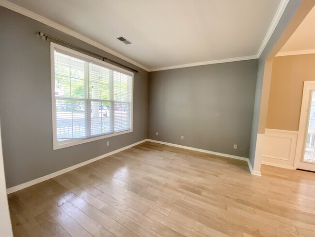 Building Photo - Charming, Spacious, Single Family Home in ...