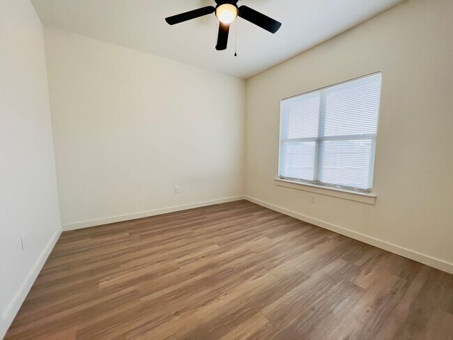 Building Photo - PRE-LEASING FOR JUNE OR JULY! 3/3/2 Duplex in Northwest Lubbock