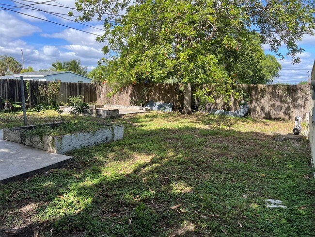 Building Photo - 931 NW 34th Way