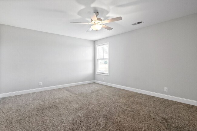 Building Photo - 4 Bedroom Home For Rent Near Post!