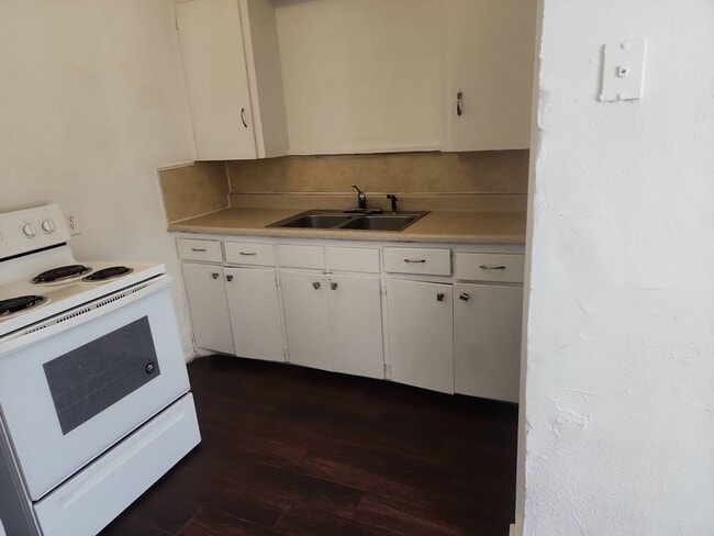 Building Photo - 2 bedroom 1 bathroom home