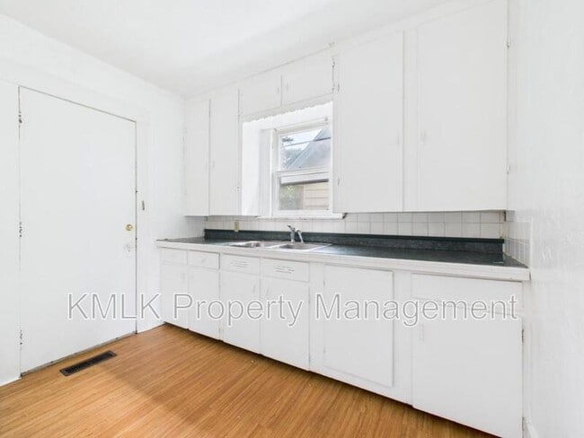 Building Photo - 529 Gage St