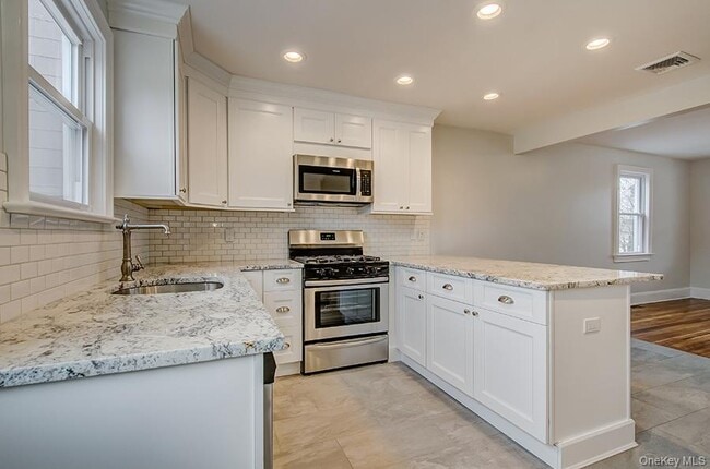 Building Photo - 22 1st St