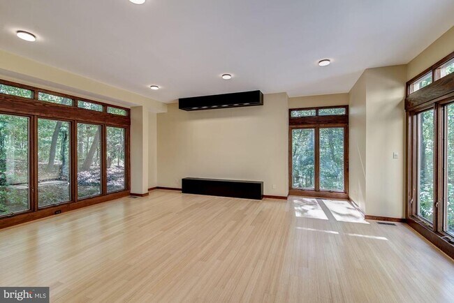 Building Photo - 1325 Darnall Dr