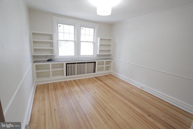 Building Photo - 804 W 21st St
