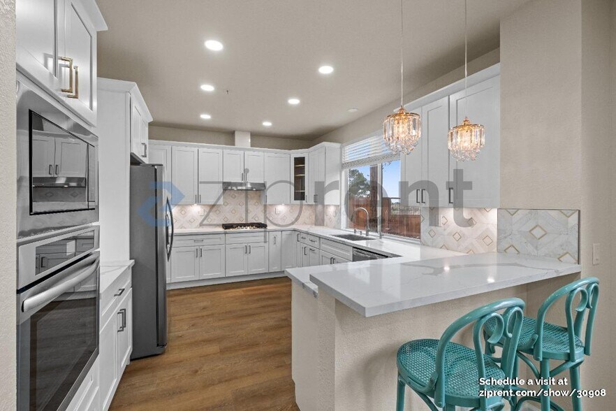 Building Photo - 1001 Sandhurst Dr