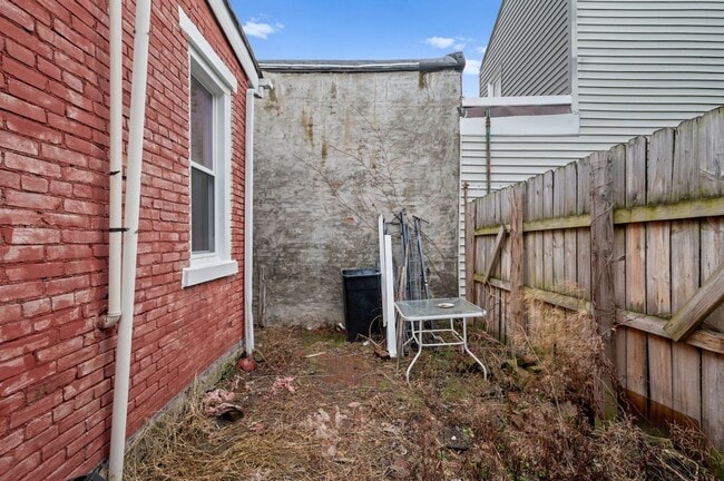 Building Photo - Newly Renovated 2 Bedroom Unit + Bonus Room In The South Side.  Available Immediately.