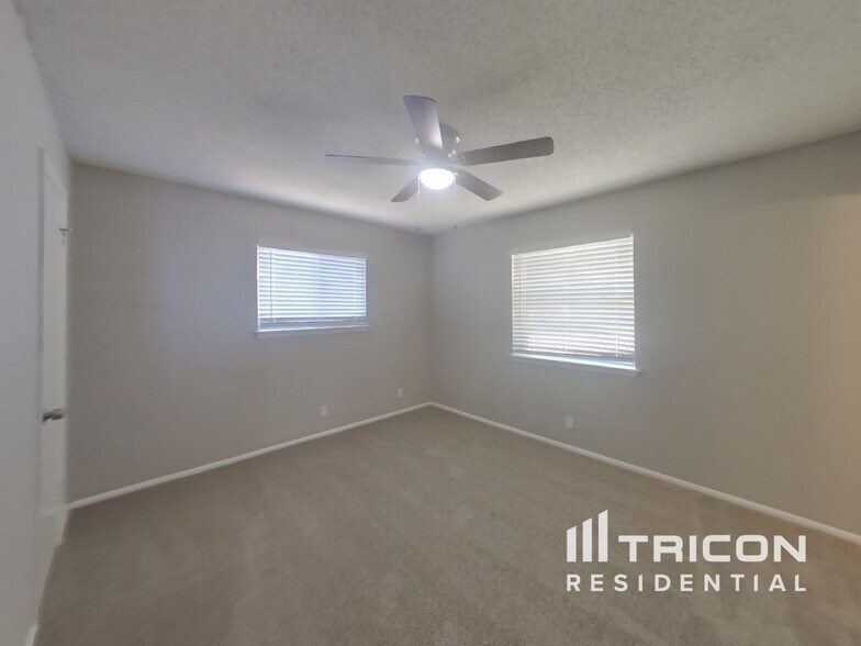 Building Photo - 206 Royal Dr