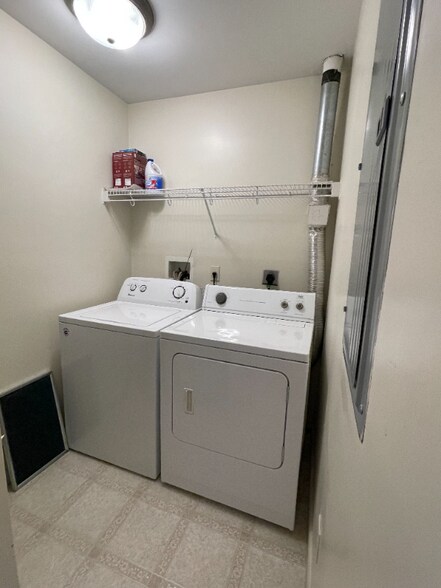 Building Photo - 301 Skyview Ct