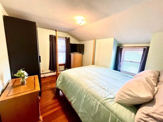 Building Photo - 131 Greenwood St