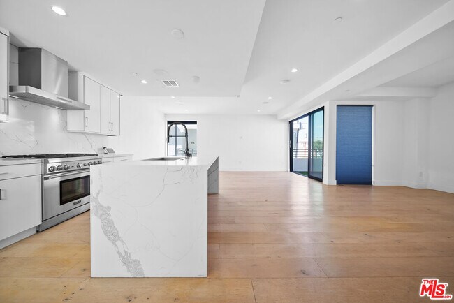 Building Photo - 733 N Gramercy Pl