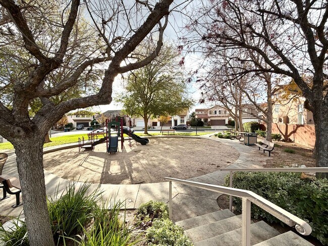 Building Photo - Move-In Ready 3 bedroom & 2.5 bathroom Home in the Gated Laurel Creek Community