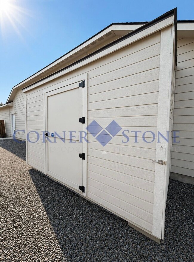 Building Photo - Spacious Family Home with 3-Car Garage & Fully Fenced Backyard in Nampa
