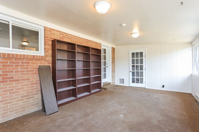 Building Photo - 2408 Lake Dr