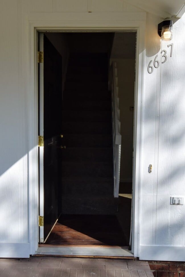 Building Photo - Abbey Lane-50% off first full month rent.