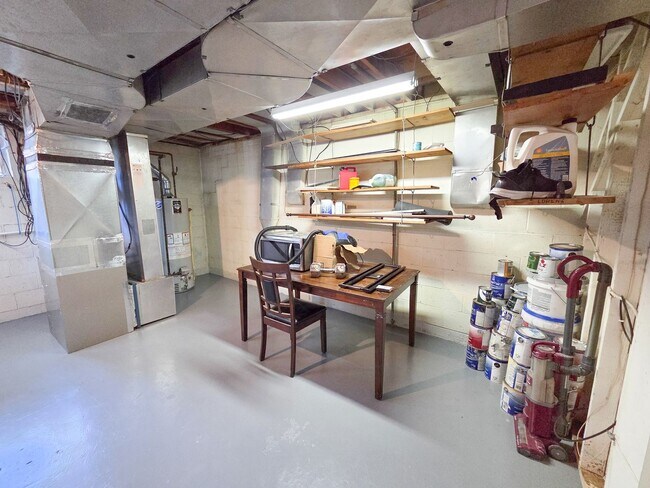 Building Photo - 305 Hillsboro Dr