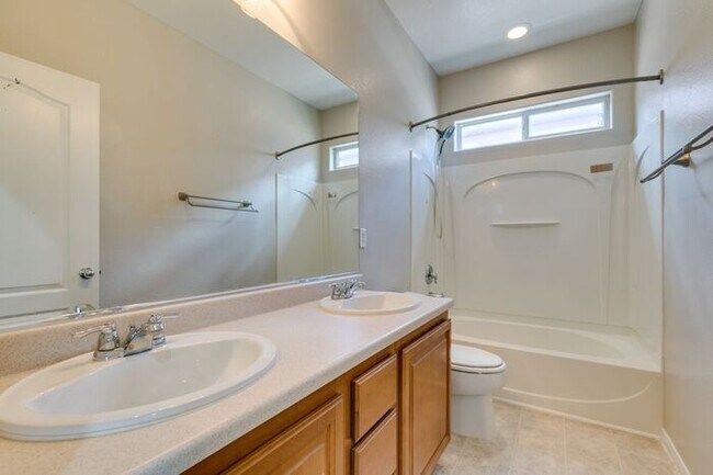 Building Photo - Beautiful 3 Bed / 3 Bath Home in Skyridge Community