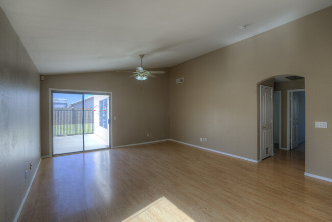 Building Photo - 3Bed/2Bath House at Greenway/Litchfield! J...