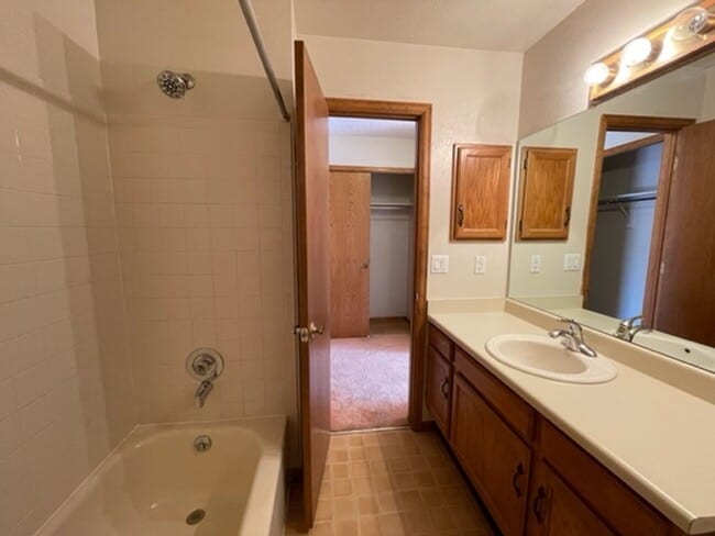 Building Photo - 8020 Holland Ct