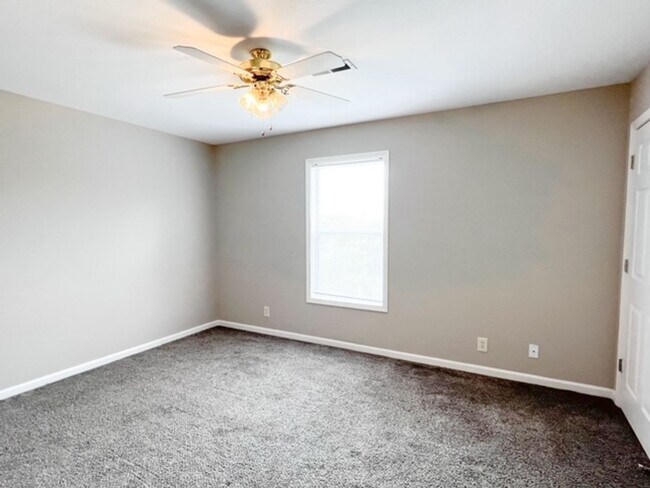 Building Photo - 2 Bedroom 1.5 Bathroom Townhome!!!