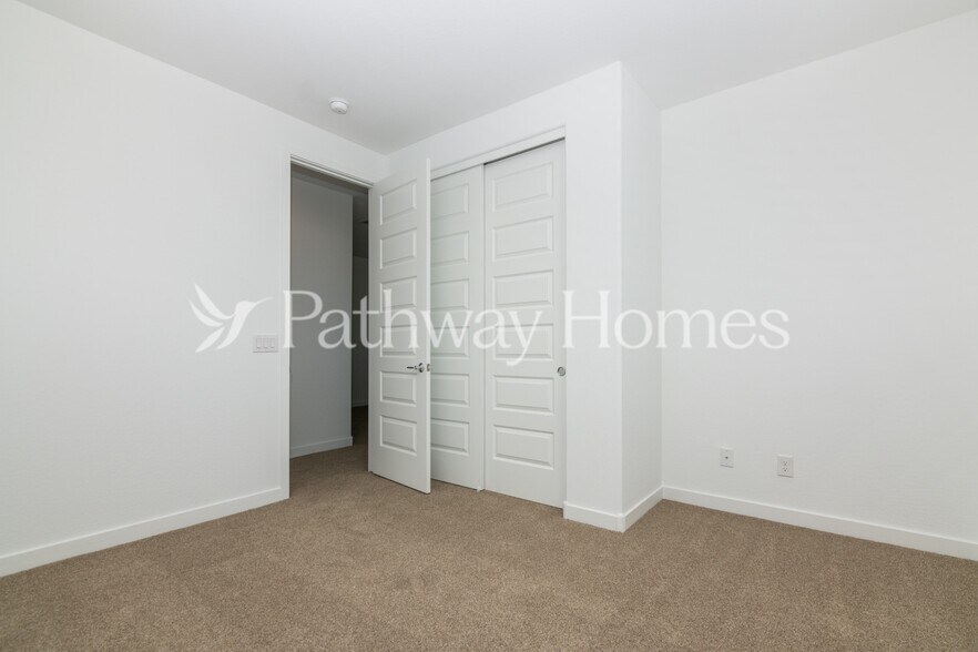 Building Photo - 9915 E Tiburon Ave