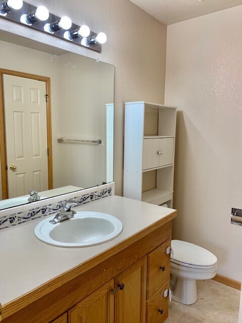 Building Photo - Ranch Style Home Located on Dead-End Stree...