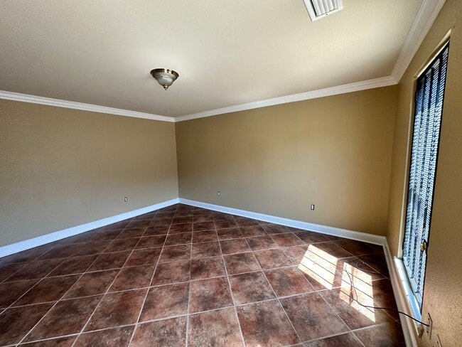 Building Photo - Lovely 4 Bedroom Home
