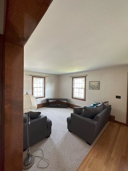 Building Photo - 10 River St