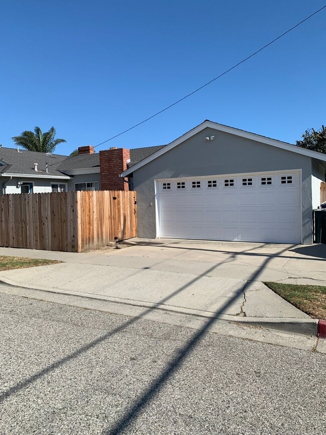 Building Photo - Spacious 3+3 Single Story Home w/ bonus ro...