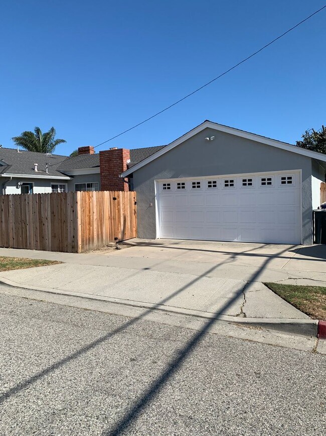 Building Photo - Spacious 3+3 Single Story Home w/ office -...