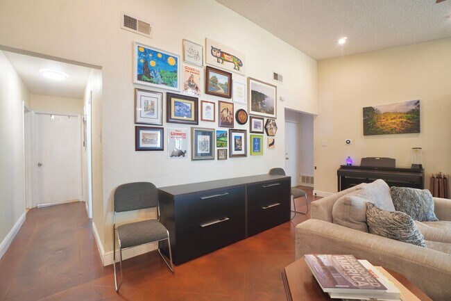 Building Photo - 4600 Pelham Dr