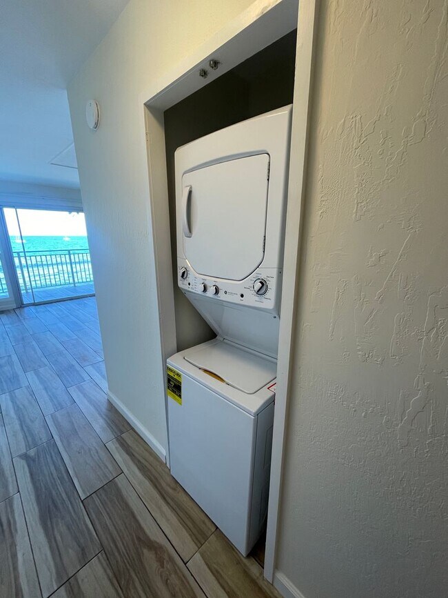 Building Photo - Lahaina Roads Oceanfront One Bedroom