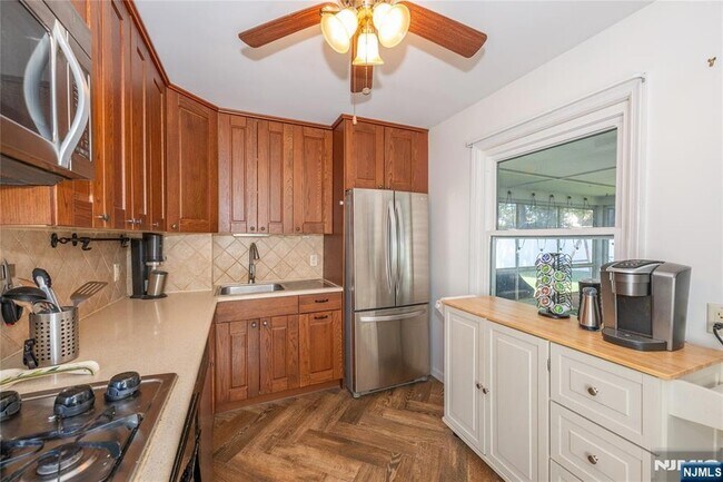 Building Photo - 16-15 Well Dr