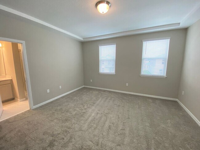 Building Photo - 4/2/5 Winter Garden Townhouse