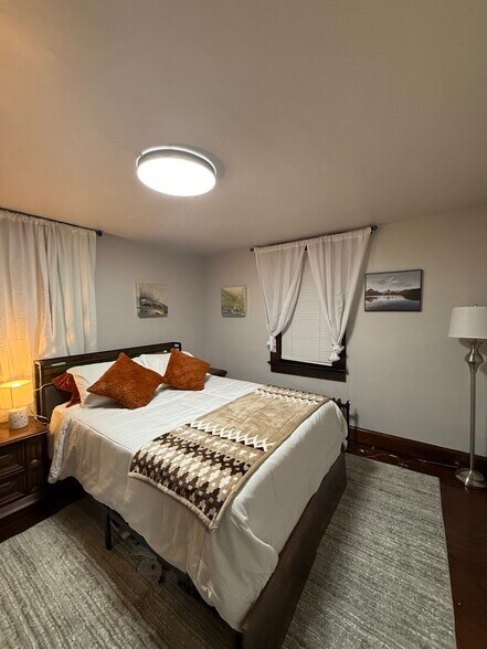 Building Photo - 212 Smith St