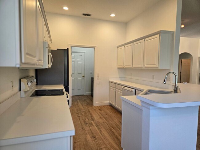 Building Photo - Lake Mary - 3 Bedrooms, 2 Bathrooms - $3,095.00