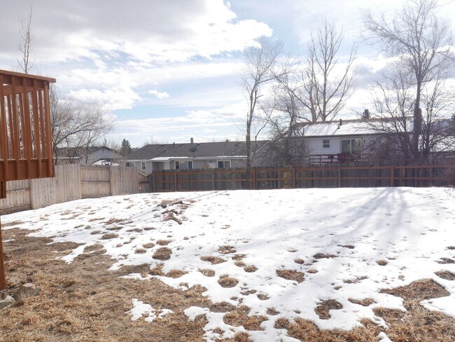 Building Photo - 4 Bed 2 Bath Home Available Now!