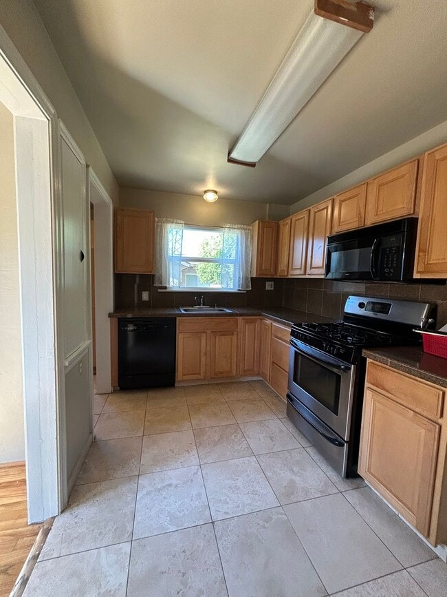 Building Photo - 2 Bed, 1 Bath Home Move in Ready!