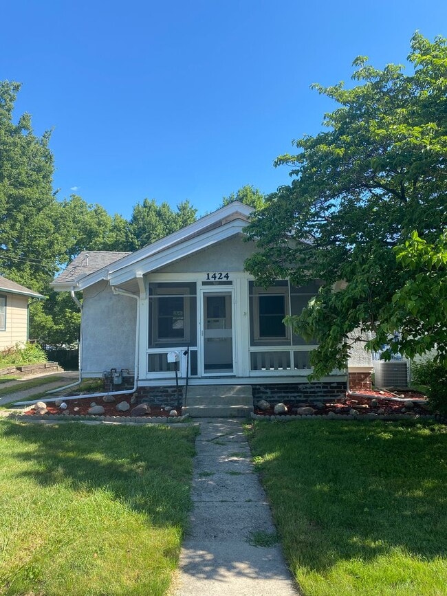 Building Photo - Updated 2 Bedroom 1.5 Bath Near Grandview ...