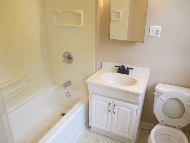 Building Photo - 1318 E 9th St