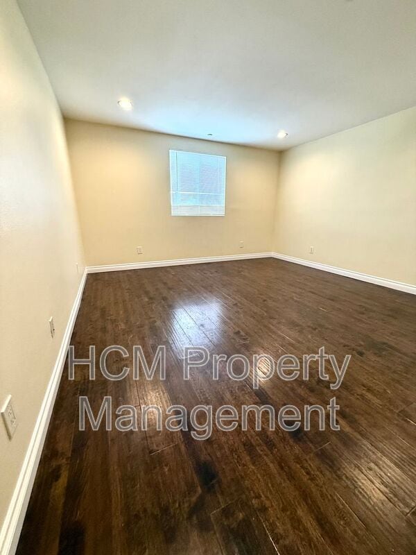 Building Photo - 645 E 78th St