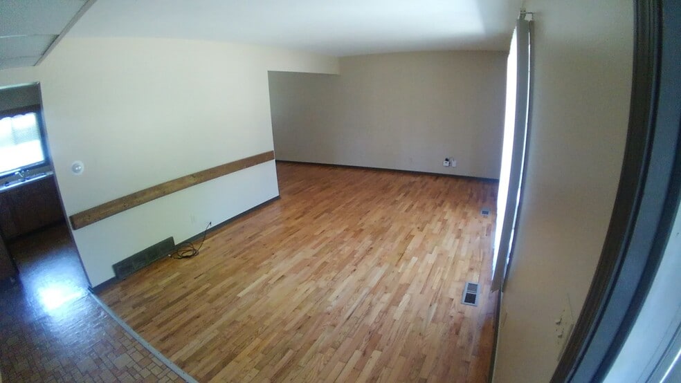 Living room - 1536 Linden St