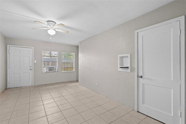 Building Photo - 818 3rd St N