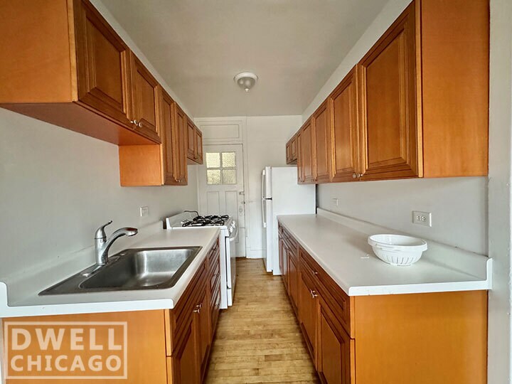 Building Photo - 6526 N Lakewood Ave