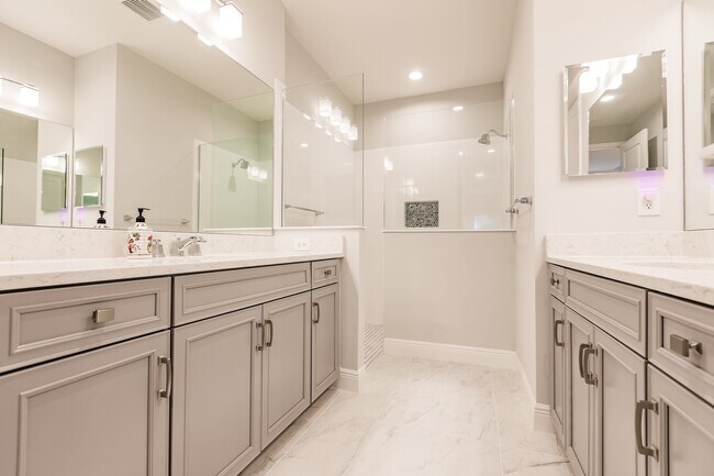 Building Photo - 11651 Solano Dr