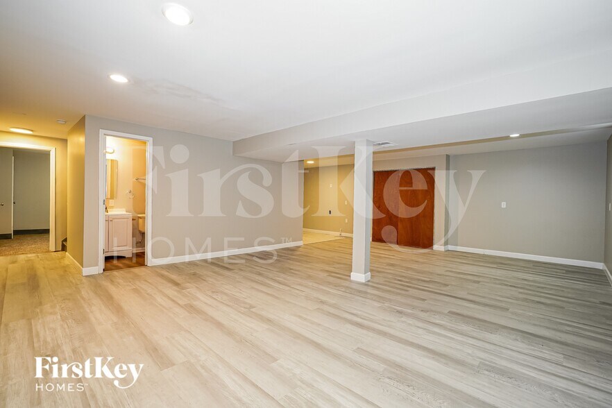 Building Photo - 2445 Linbaugh Rd