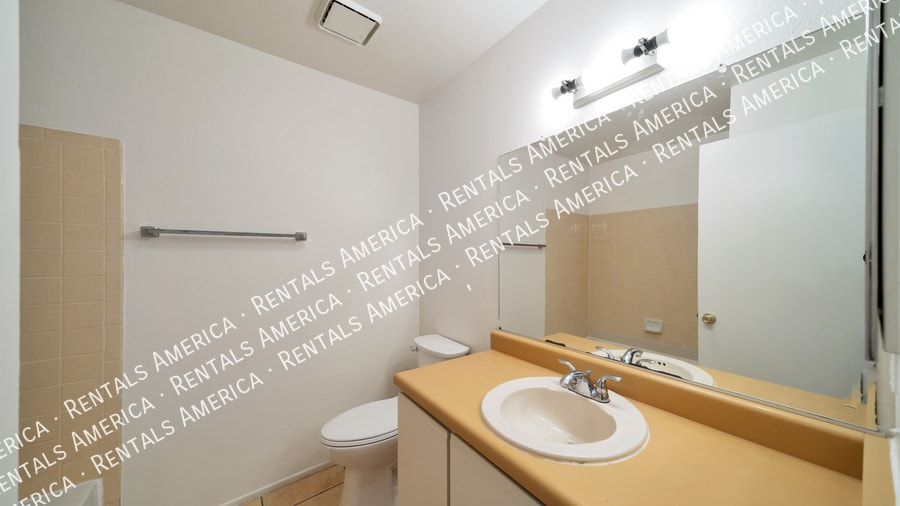 Building Photo - 1360 N Riverview Blvd