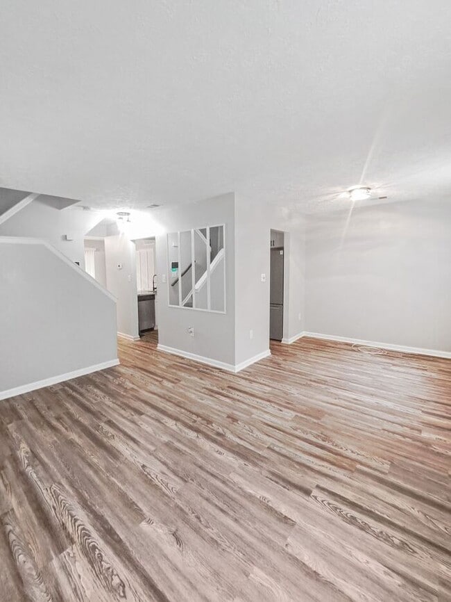 Building Photo - Gorgeous End Unit 2-Level Townhome in Wald...