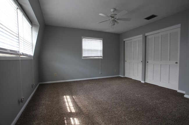 Building Photo - Remodeled 5bed/3.5 Bath House!