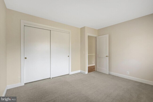 Building Photo - 2031 Hillside Dr